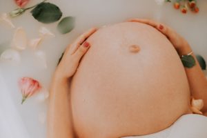 Femme enceinte : comment choisir la crème pour le visage ?
