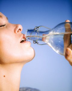 Déshydratation : l'eau potable peut-elle vous déshydrater ?