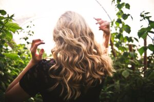 cheveux : découvrez les bienfaits et utilisations de cette plante