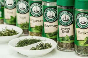 Herbes aromatiques : origines, utilisations, et bienfaits pour la santé.