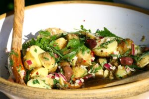 Salade de pomme de terre : histoire, variétés, et recettes savoureuses