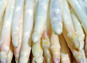 Asperges : origines, bienfaits et recettes printanières à découvrir.