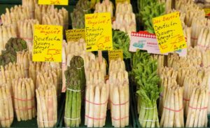Asperges : origines, bienfaits et recettes printanières à découvrir.