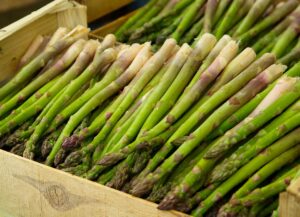 Asperges : origines, bienfaits et recettes printanières à découvrir.