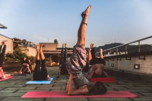 Guide yoga : bienfaits pour sportifs et coaching privé