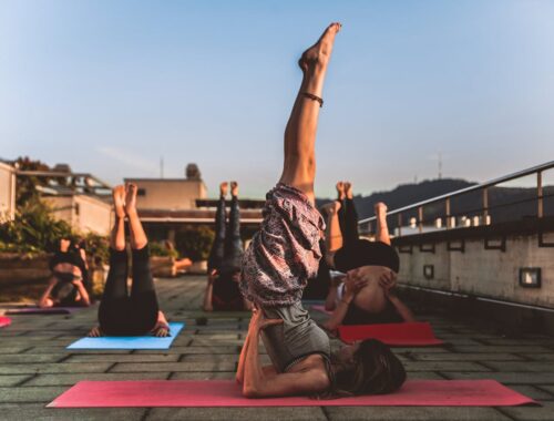 Guide yoga : bienfaits pour sportifs et coaching privé
